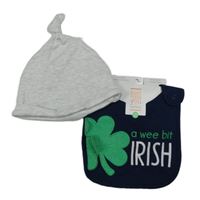 2set - Světlešedo-bílá pruhovaná bavlněná čepice + tmavomodrý slinták s trojlístkem a nápisom