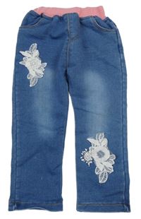 Modré teplákové rifle s čipkovymi kvety