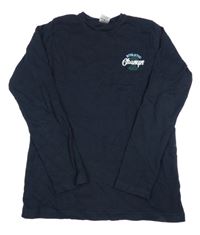 Tmavomodré triko s nápisem 