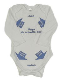 Bílé body s nápisy a šipkami C&A