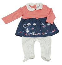 Lososovo-bílý overal s tmavomodrou sukní riflového vzhledu se stromečkem a zajíčky a límečkem