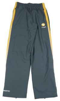 Sivé šušťákové nohavice so žltým pruhom a nášivkou jako