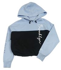 Světlemodro-čierna crop mikina s nápisom a kapucňou New Look