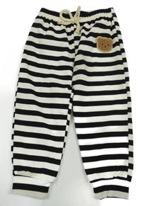 Čierno-smotanové pruhované tepláky s medvedíkom