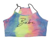 Farebně batikovaný crop top s nápisom Shein