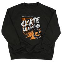 Čierna mikina s nápismi a skateboardistou