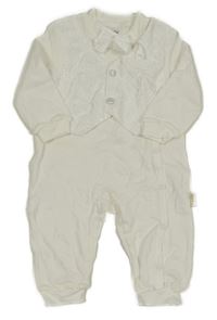 Bílý slavnostní overal se vzorovanou vestou a motýlkem