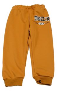 Medové tepláky s nápisom