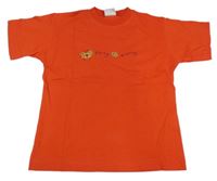 Červené tričko s nápisom a motýlom