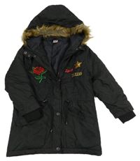 Černý šusťákový zimní kabát s růží a kapucí s kožešinou 