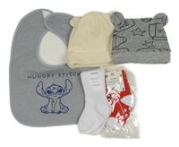 5set- Šedý bryndák se Stitchem + smetanová čepice + šedá čepice s nápisy + červené ponožky + bílé ponožky 