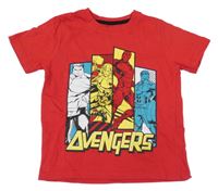 Červené tričko s hrdinami Marvel