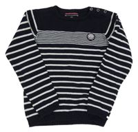 Tmavomodro-biely pruhovaný sveter s nášivkou