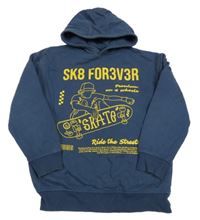 Tmavomodrá oversize mikina se skateboardistou a nápisy a kapucí George