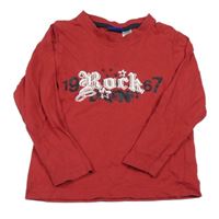 Červené tričko s nápismi a číslom lupilu