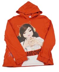 Červená mikina s dívkou a kapucňou