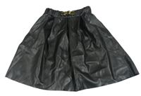 Čierna koženková kolová sukňa so zlatou sponou Zara