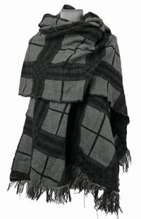 Dámský černo-šedý kostkovaný pléd s strapcemi