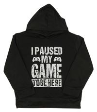 Čierna mikina s nápismi a ovladači a kapucňou