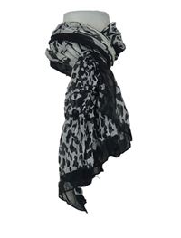 Dámska čierno-biela vzorovaná šál