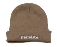 Hnedá trblietavá čapica s nápisom