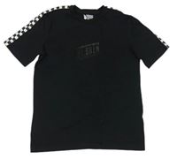 Čierne tričko s nápisom a kockovaným pruhom F&F