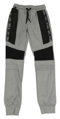 Šedo-černé sportovní tepláky s nápisem Chapter Young