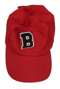 Červená kšiltovka s písmenem Beechfield