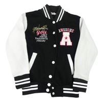 Černo-bílá baseballová mikina s písmenem a nápisem