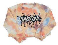 Korálovo-oranžovo-farebná batikovaná crop mikina s nápisom