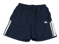 Tmavomodré športové kraťasy a logom Lonsdale