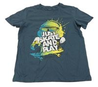 Šedomodré tričko s nápisem a skateboardem 