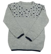 Svetlosivý sveter so vzorom
