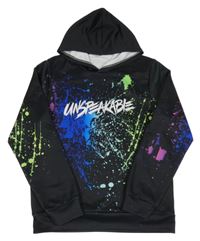 Čierna športová mikina s barevnými skvnami s nápisom a kapucňou