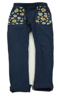 Tmavomodré tepláky se vzorovanými kapsami