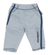 Svetlomodré tepláky s nápismi a tištěným kloboukem a batohem a pruhom