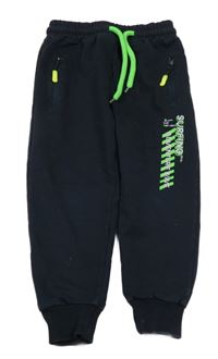 Tmavomodré tepláky s nápisy 