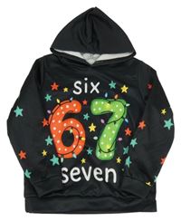 Čierna mikina s číslom a nápismi a hviezdičkami a kapucňou