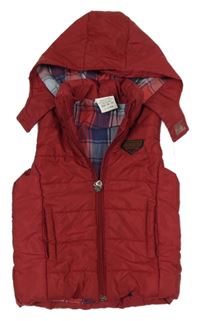 Bordó prošívaná šusťáková zateplená vesta s nášivkou a kapucí