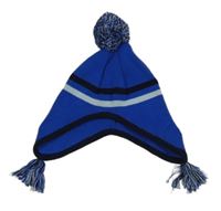 Safírová pletená čepice s pruhy a bambulí a třásněmi