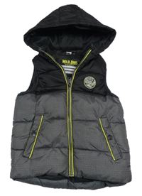 Čierno-tmavosivá šušťáková zateplená vesta s nášivkou a kapucňou Dopodopo