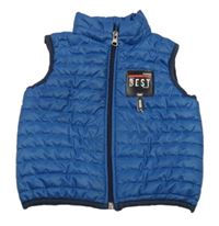 Modrá prešívaná šušťáková zateplená vesta s nášivkou