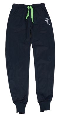 Tmavomodré sportovní tepláky s nápisem 