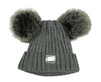 Šedá třpytivá čepice s nášivkou a bambulemi