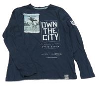 Tmavomodré tričko so skateboardistou a nápisom C&A