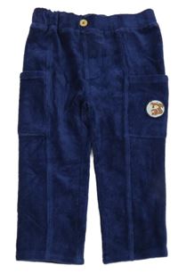 Tmavomodré zamatové teplákové nohavice s nášivkou