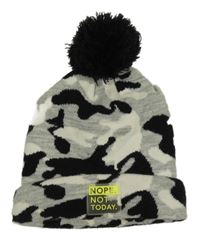 Šedo-černo-bílá army pletená čepice s bambulí
