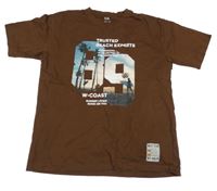 Hnedé tričko s číslom a palmami C&A