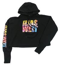 Čierna crop mikina s nápisy s dievčatkom a kapucňou