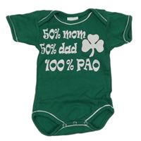 Tmavozelené body s nápismi a trojlístkem